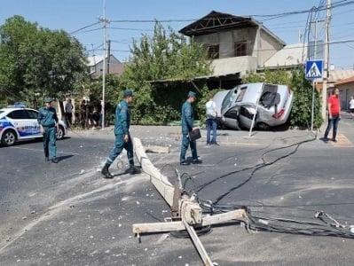 Երեւանում ավտոմեքենան դուրս է եկել ճանապարհի երթևեկելի հատվածից և բախվել մոտակա բետոնե սյանը