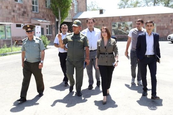 Մարդու իրավունքների պաշտպան Քրիստիննե Գրիգորյանը այցելել է ՊՆ Կենտրոնական հավաքակայան