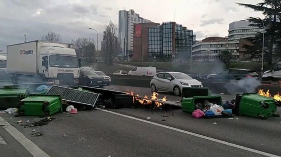 Французы бунтуют, Париж превратился в свалку