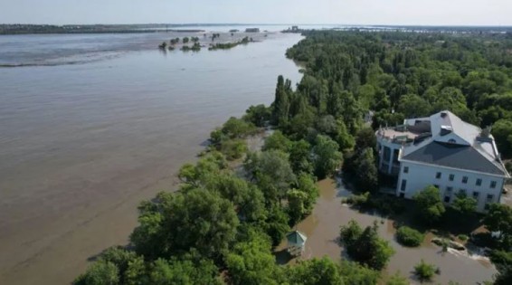 Новая Каховка затоплена после разрушения Каховской ГЭС