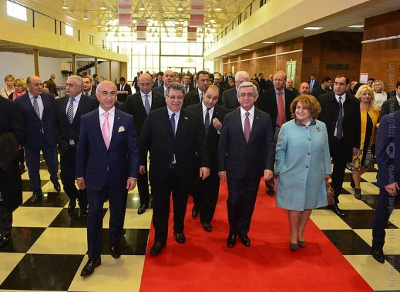 Photo. Նախագահը ներկա է գտնվել «Երևան շոու-2016» ոսկերչական ցուցահանդեսի և «Երևան Տոնավաճառ» առևտրի կենտրոնի բացմանը