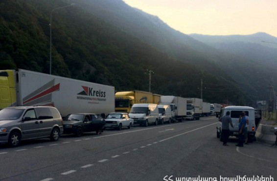 Լարսի անցակետը բեռնատարների համար բաց է անվաշղթաների կիրառման դեպքում