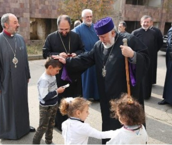 «Զինվեք հույսով, լավատեսությամբ». Գերագույն հոգևոր խորհրդի անդամներն այցելել են հայրենազրկված արցախահայերին