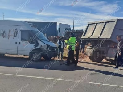 Եղվարդ-Աշտարակ ավտոճանապարհին բախվել են Ford Transit-ն ու «ԿԱՄԱԶ»-ը. օպերատիվ են գործել բժիշկները