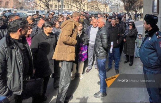 У здания правительства в Ереване проходит акция протеста родителей погибших в ходе 44-дневной войны солдат