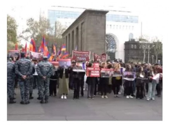 Перед зданием МИД Армении проходит акция протеста