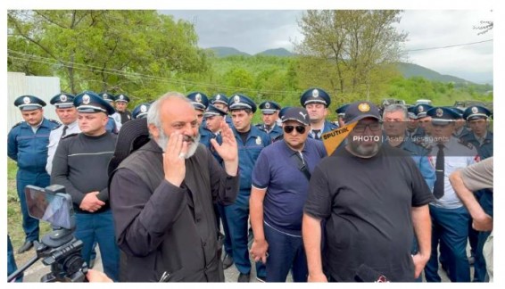 Дорога в село Киранц второй день остается закрытой полицейскими