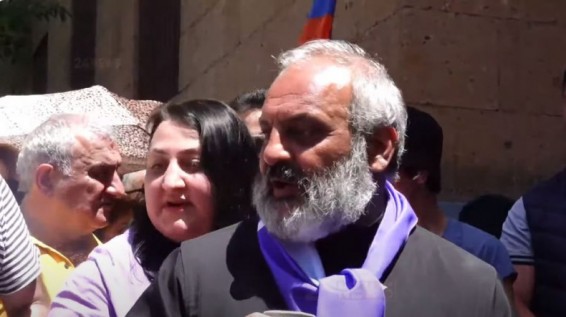 Հյուրասիրություն, երգ՝ մինչև Բագրատ Սրբազանն ու քաղաքացիները սպասում են Վահե Ղազարյանին