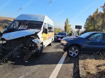 Չայնիի ոլորաններում «BMW X5»-ը բախվել է պատին, ապա Հրազդան-Քաղսի-Երևան երթուղու «Գազել»-ին, որում եղել է 15 ուղևոր