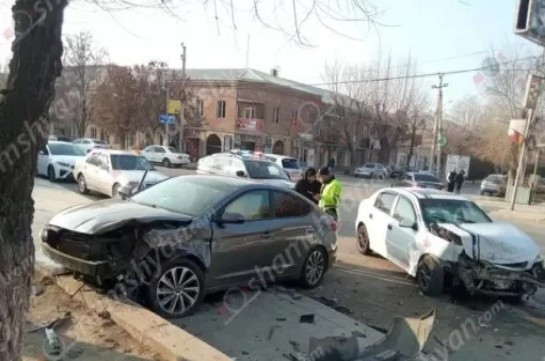 Արարատ քաղաքում բախվել են «Opel»-ն ու «Hyundai Elantra»-ն