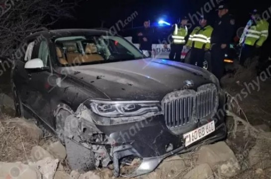 Ավտովթար՝ Կոտայքում․ «BMW X7»-ը դուրս է եկել երթևեկելի գոտուց, բախվել ծառերին, հողաթմբին ու քարերին