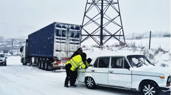 Спасатели в Сюнике вызволили из затора 73 застрявших грузовика