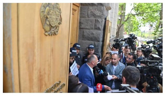 Жертвы финансовых мошенников провели акцию у ЦБ Армении, требуя аннулировать кредиты