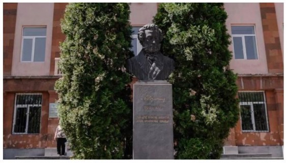 Протестующие родители учащихся школы Пушкина направились к зданию Минобразования Армении