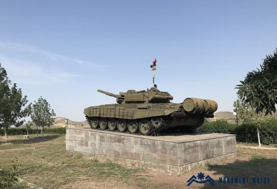 Азербайджанцы разрушили Мемориальный комплекс и памятник-танк в арцахском Аскеране