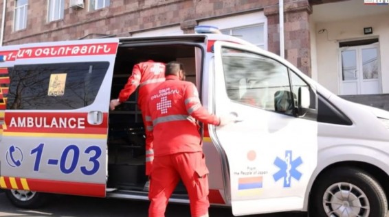 45-ամյա տղամարդը վերցրել է կացինը, անկանոն շարժումներ արել ու նետել շտապօգնության բժշկի ուղղությամբ, նա ձերբակալվել է
