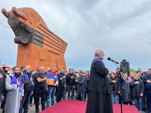 Իշխանությունն ու այսօրվա խորհուրդն անհամատեղելի են. պատկերացնո՞ւմ եք՝ Գևորգ 5-րդը, Մանուկյանը, Դրոն ասեին՝ ժողովո՛ւրդ, չենք կարողանում, պետք է գնանք «իրական Հայաստանի» ճանապարհով. Սրբազան