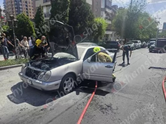 Արտակարգ դեպք՝ Երևանում. «Mercedes»-ում հրդեհ է բռնկվել