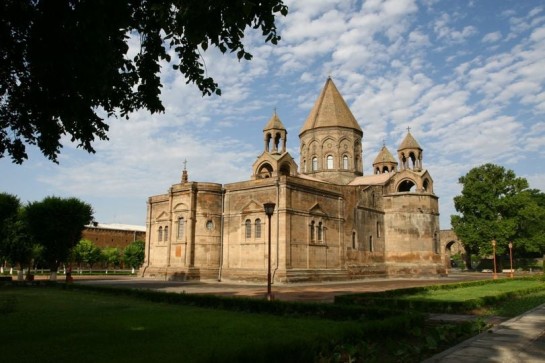 Հայաստանի վարչապետը օրենքից վեր է դասում իր անձը․ Մայր Աթոռ