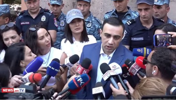 Тарон Чахоян: Оппозиция использует арцахцев в качестве политического материала для своих митингов против властей