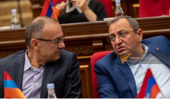 По делу Сейрана Оганяна и Арцвика Минасяна предъявлено обвинение еще четырем лицам – СК