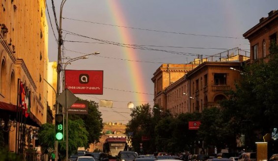 Жара в 40 градусов и дождь: Ереван провожает июль