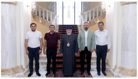Гарегин II обсудил нападки на ААЦ с инициативой 