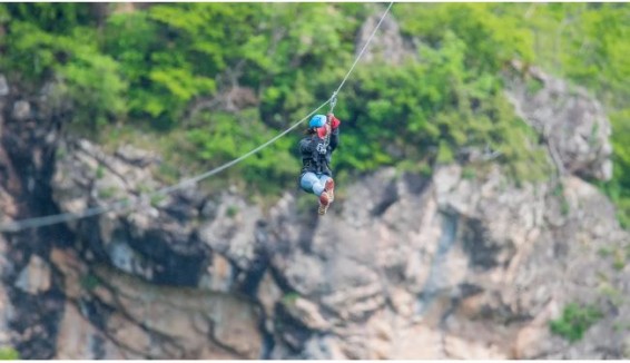 Посетитель сорвался с аттракциона, а не зиплайна - пояснение Yell Extreme Park