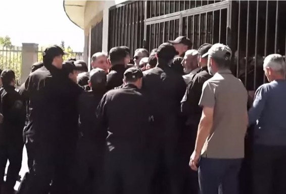 Минобороны Армении прокомментировало потасовку во время акции родных без вести пропавших