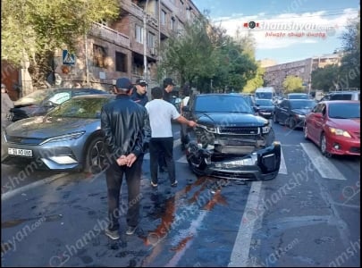 Պարոնյան փողոցում բախվել են Range Rover-ն ու BMW-ն, վերջինս էլ բախվել է կայանված Mercedes-ին