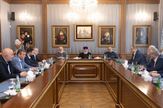 Ամենայն Հայոց Կաթողիկոսն ընդունել է Արցախի պետական այրերին