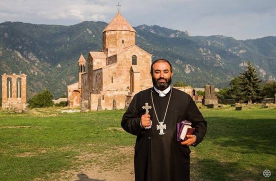 «Գոնե օրինական զենք էլ չունե՞ս»,- խուզարկության ժամանակ հարցրել են քահանային