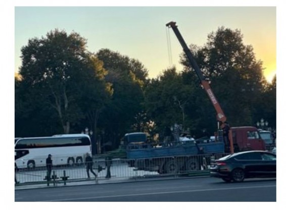 В Ереване начались работы по установке главной новогодней елки