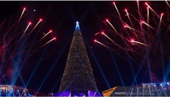 В Ереване заменят ветви и освещение главной новогодней елки за 50 млн драмов