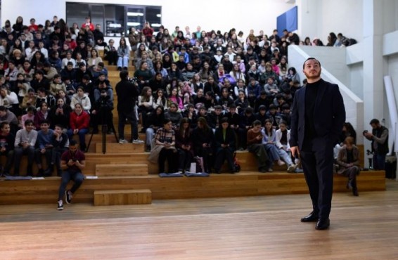 Министр высокотехнологичной промышленности РА в Дилижанской центральной школе рассказал о рисках и возможностях, возникающих в связи с использованием искусственного интеллекта