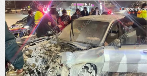 Երևանում մեքենան բախվել է էլեկտրասյանը, ապա ճանապարհի եզրաքարերին․ կա 3 տուժած