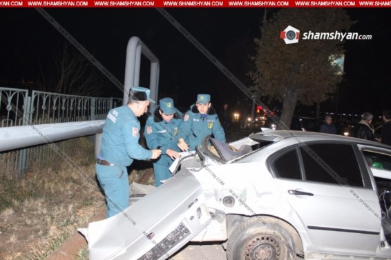 ԱՄՆ դեսպանատան մոտ BMW-ն բախվել է ծառին