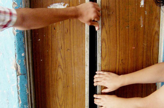 Երևանյան շենքերից մեկի վերելակում երեխաներ են արգելափակվել