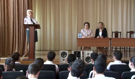 Photo/Video. Ավանդույթը շարունակվում է. «Դասը վարում է ոստիկանը»