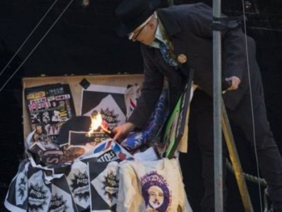 Լոնդոնում այրել են Sex Pistols-ի՝ 6 մլն դոլար արժողությամբ իրերի հավաքածուն