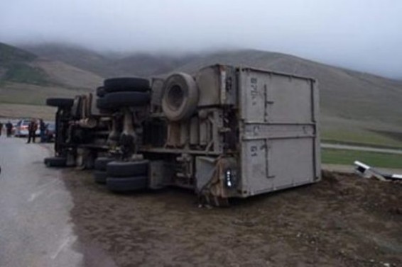 «Գնթունիք»-ի մոտ բեռնատարը թեքվել է եւ փակել ճանապարհը