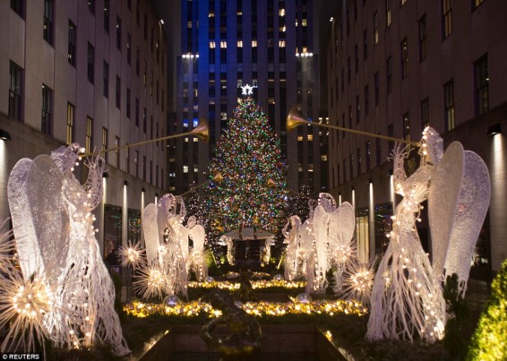 Նյու Յորքի քաղաքապետը վառել է հանրահայտ «Ռոքֆելերի» տոնածառի լույսերը