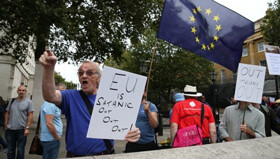 В Британии слушания по Brexit сопровождаются акциями протеста и угрозами