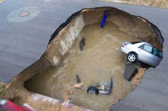 ԱՄՆ-ում առաջացած փոսը 2 ավտոմեքենա է «կուլ տվել». կա մեկ զոհ և երկու տուժած