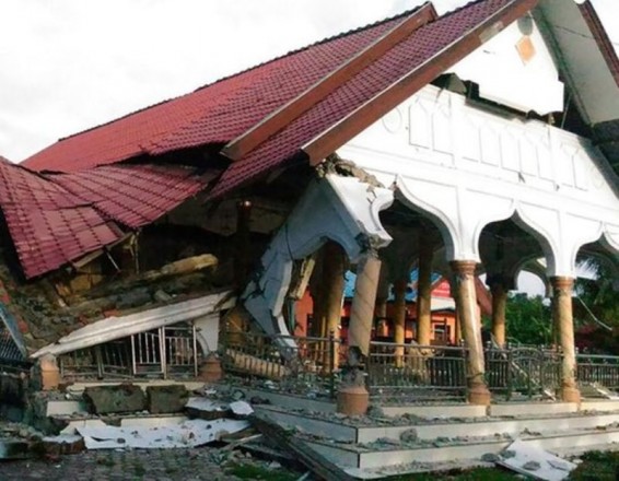 Photo. Ինդոնեզիայում երկրաշարժի զոհերի թիվը հասել է 54-ի. փլատակների տակ շարունակում են մարդիկ մնալ