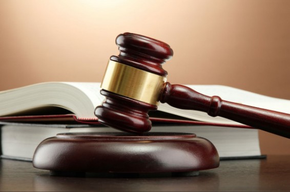 Երկու կանանց  դատում են՝ մազակալ գողանալու և մեկ այլ կնոջ աթոռից ցած գցելու ու ոտքը քերծելու համար