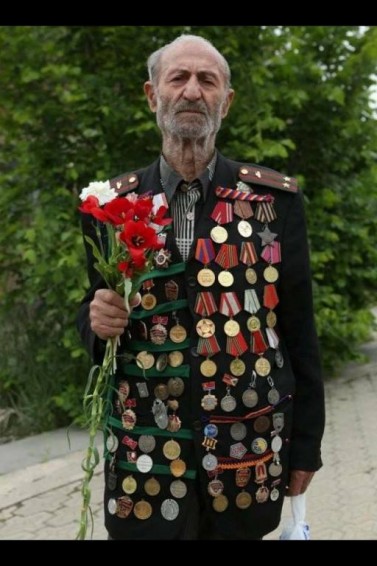 Танкист, ветеран Великой Отечественной из Армении Айказ Акобян. Разменял 90 лет. 80 орденов и медалей