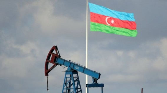 В Азербайджане после падения эстакады в море пропали 10 человек