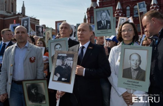 Путин вышел на Красную площадь в составе «Бессмертного полка»