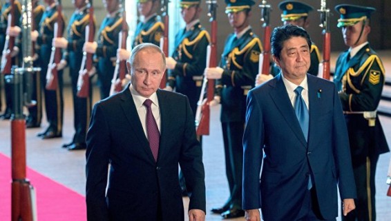 Абэ предложил Путину после пресс-конференции поехать в центр дзюдо Кобукан